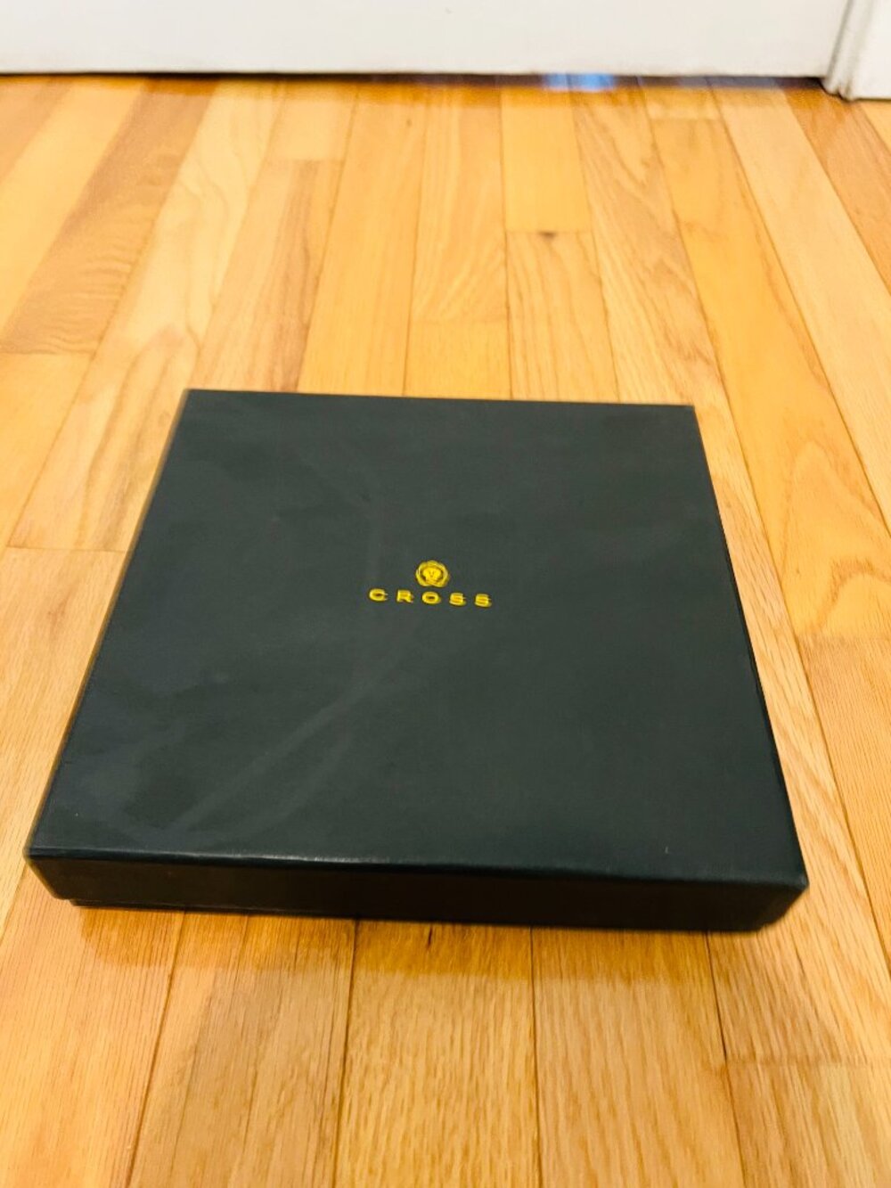 Cross gift set features a slim chrome ballpoint pen paired with a black journal - Picture 3 of 4